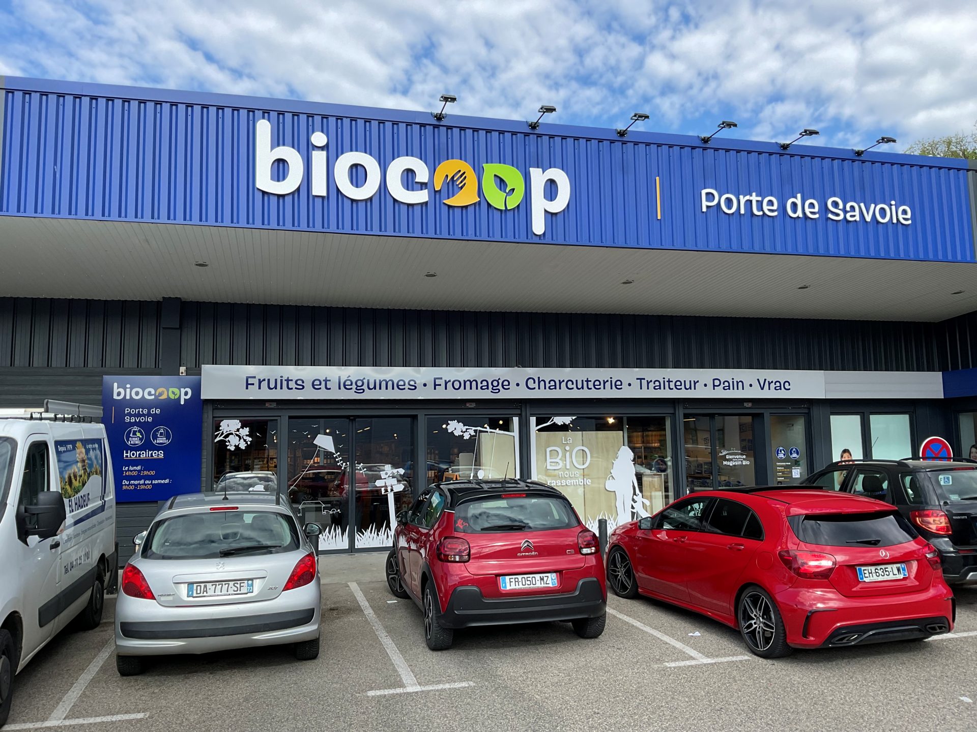 Pr&eacute;sentation des produits CBD Trikome soigneusement dispos&eacute;s dans un magasin partenaire en Savoie, mettant en avant une gamme locale et artisanale de haute qualit&eacute;.